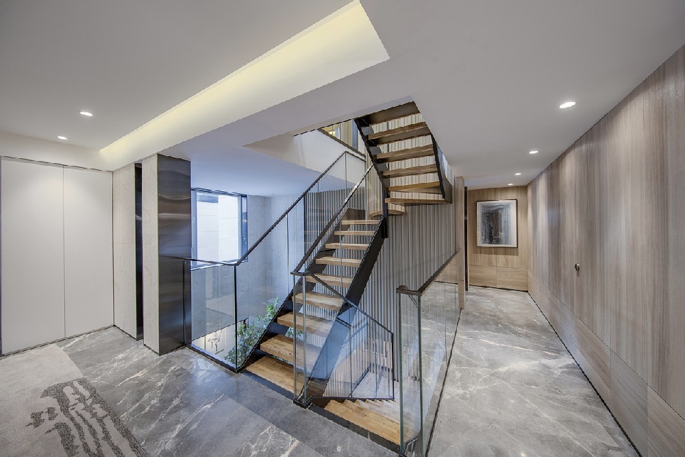 简易楼梯设计指南：龙发装饰教你如何在家庭环境中打造完美楼梯？